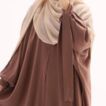 Abaya balqis moka et son hijab beige