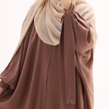 Abaya balqis moka et son hijab beige