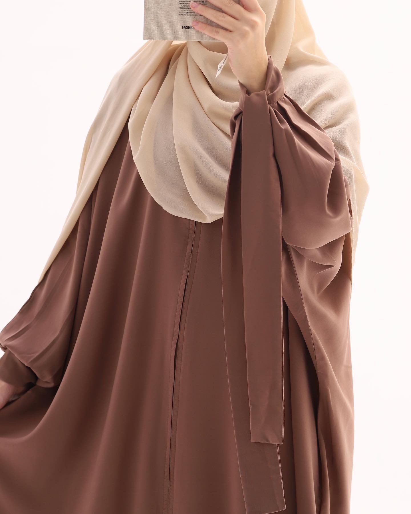 Abaya balqis moka et son hijab beige