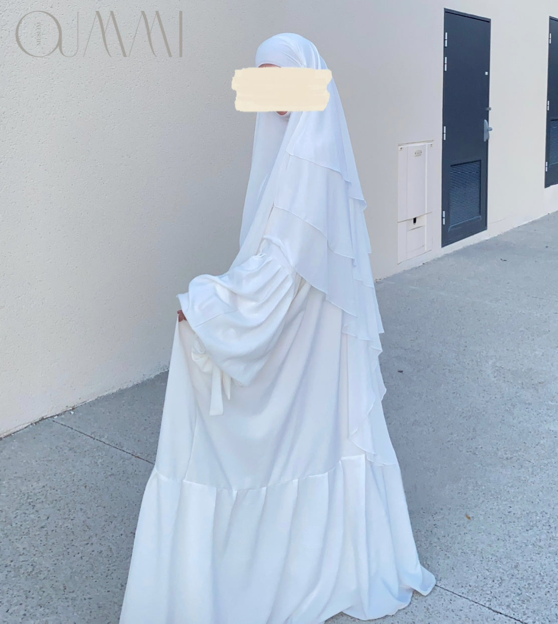 Abaya femme ample évasée accompagnée d’un Khimar 3 voiles Yemenite, tenue blanche de mariée