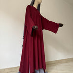 Abaya à fentes manches kimono avec ouverture allaitement - Bordeaux porté ici avec la jupe BASIC SKIRT grise