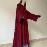 Abaya à fentes manches kimono avec ouverture allaitement - Bordeaux porté ici avec la jupe BASIC SKIRT grise