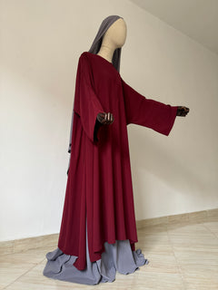 Abaya à fentes manches kimono avec ouverture allaitement - Bordeaux porté ici avec la jupe BASIC SKIRT grise