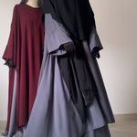 Abaya à fentes Gris anthracite et abaya à fentes bordeaux sur mannequin