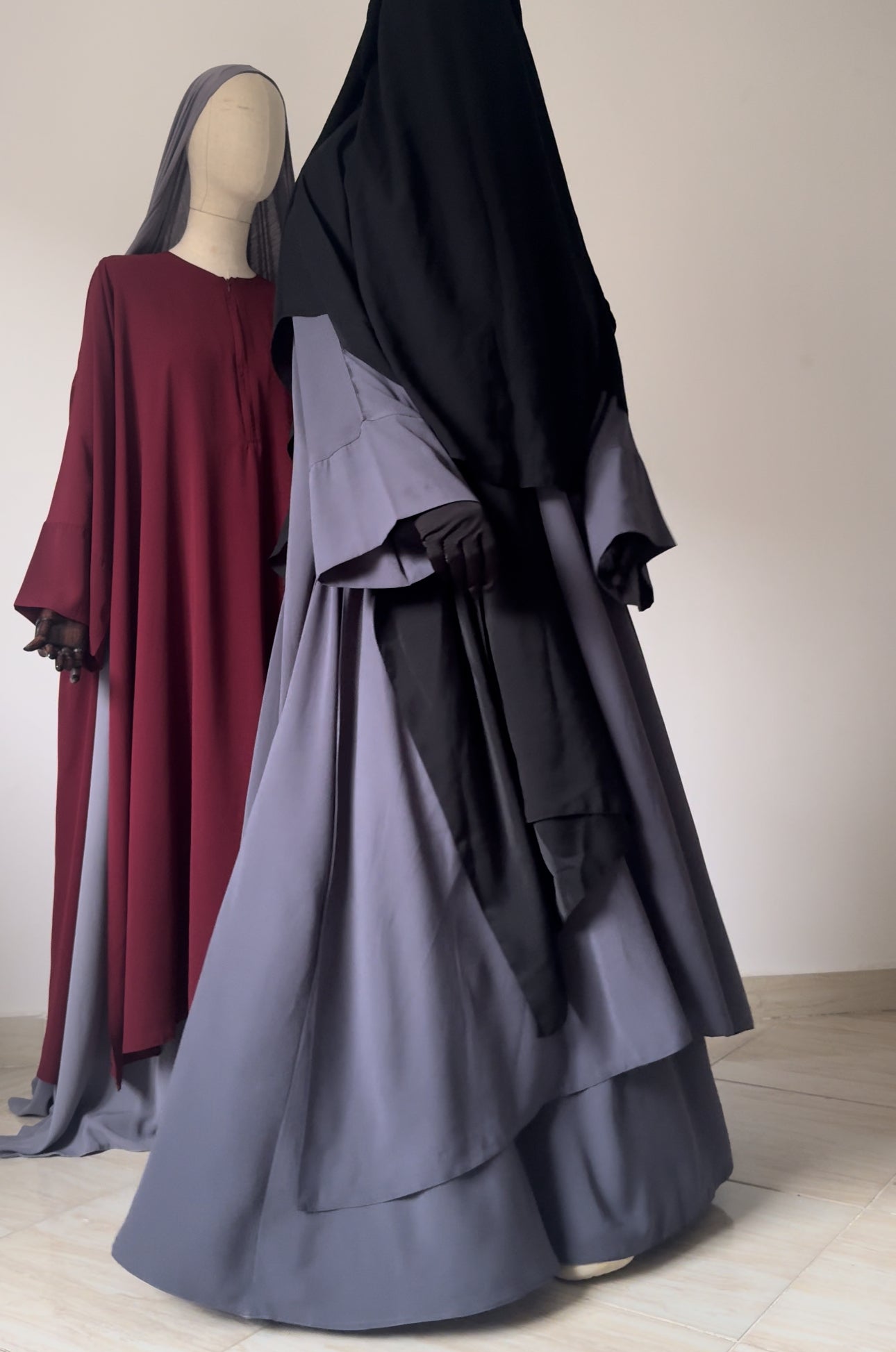 Abaya à fentes Gris anthracite et abaya à fentes bordeaux sur mannequin