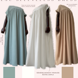 Trois sous abaya blanc vert eau et camel annotés sur un fond rose pâle