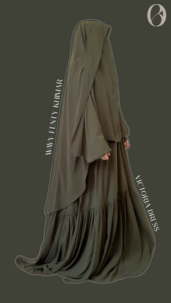 Abaya femme Victoria verte accompagnée d’un khimar wavy à fentes, total look modeste vert 