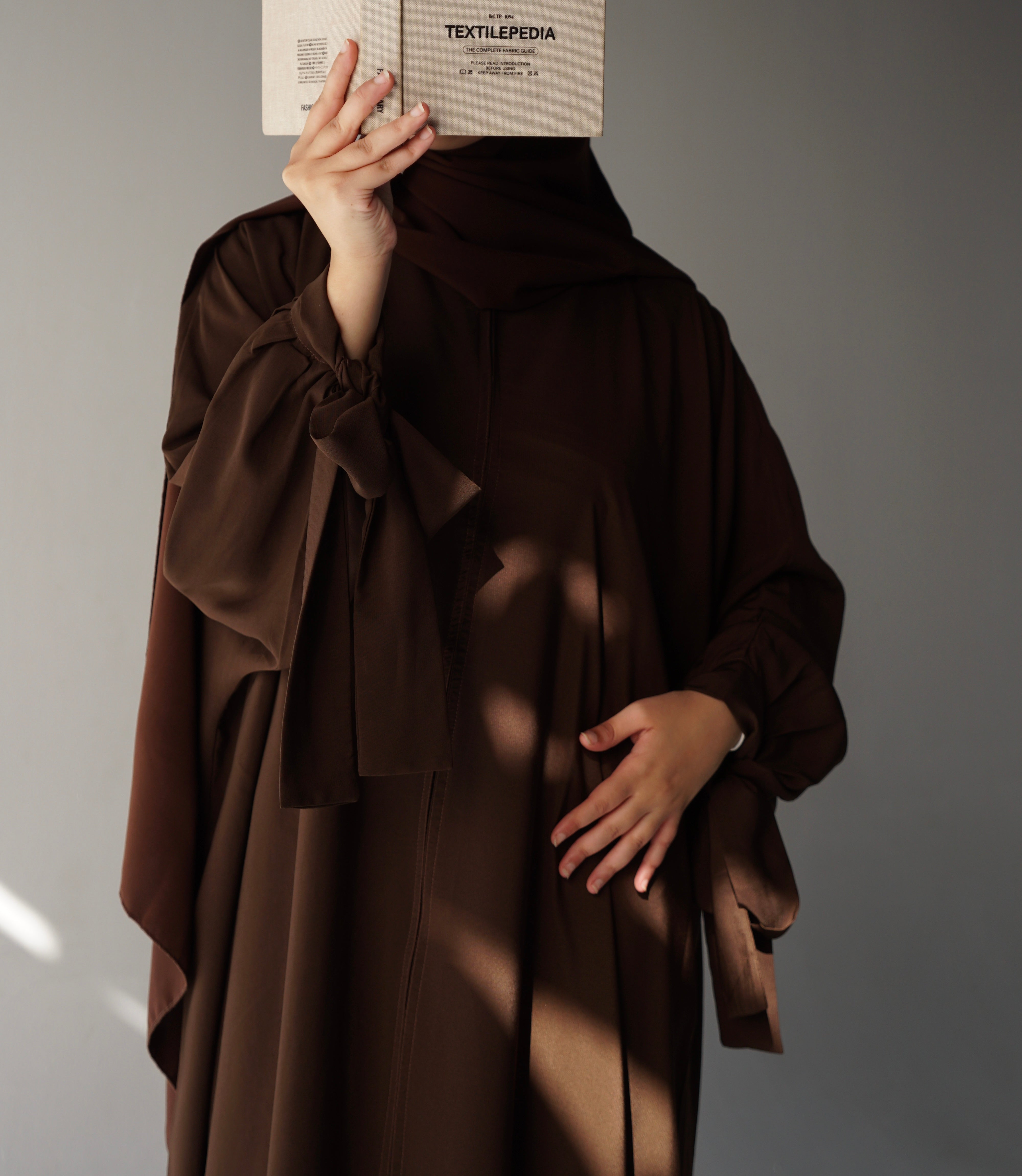 Abaya balqis avec hijab marron