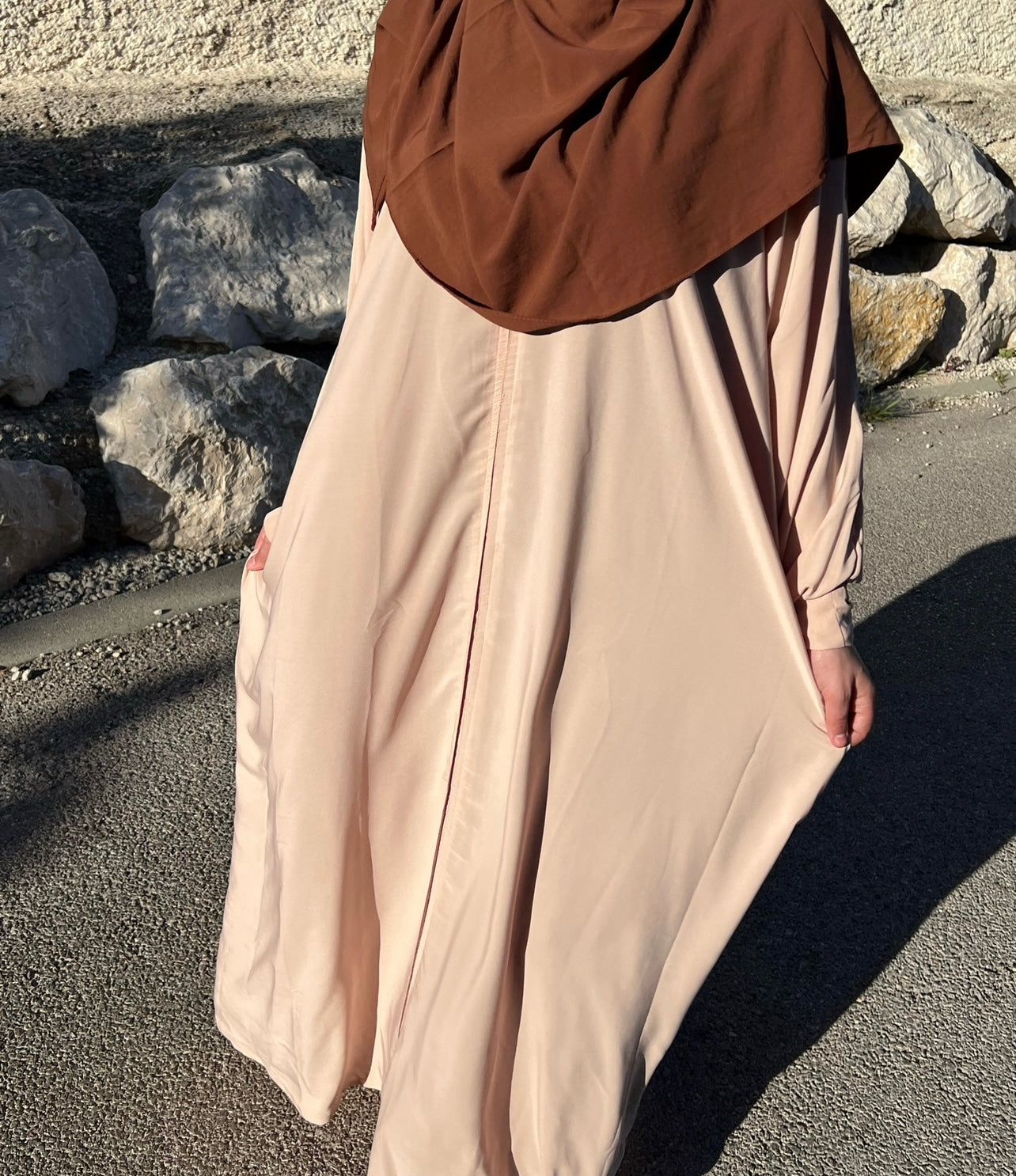 Abaya femme beige avec hijab marron