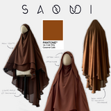 Khimar 2 voiles camel en mousseline saoudienne présenté sur un fond blanc 